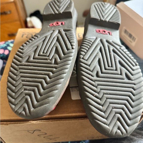 Women’s Ugg brute red rain shoes - Picture 4 of 6